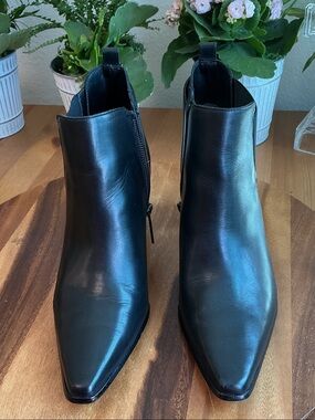 Donald J. Pliner Black Leather Pointed Toe Ankle Boots - Women 7.5